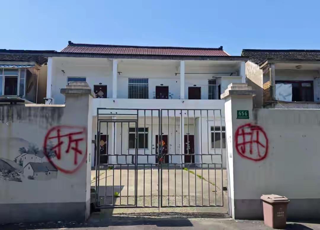 2018年深圳罗湖新平村征地拆迁，一桩离奇的侵权事件悄然发生。
 
当事人两千多