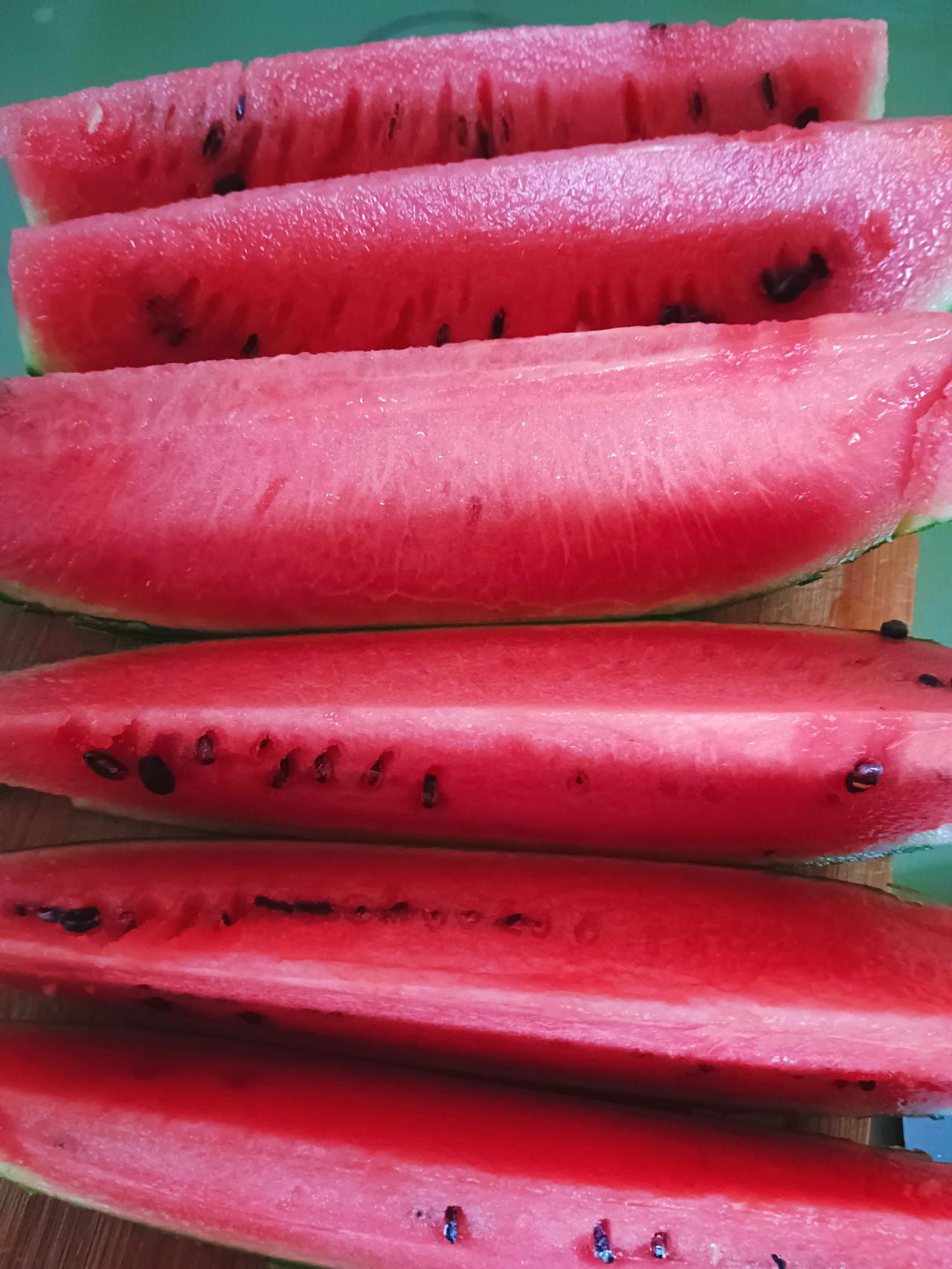 西瓜最中间那一勺，傍晚的凉风，冒泡的汽水。夏天很短，快乐很简单。今天，你打卡了没