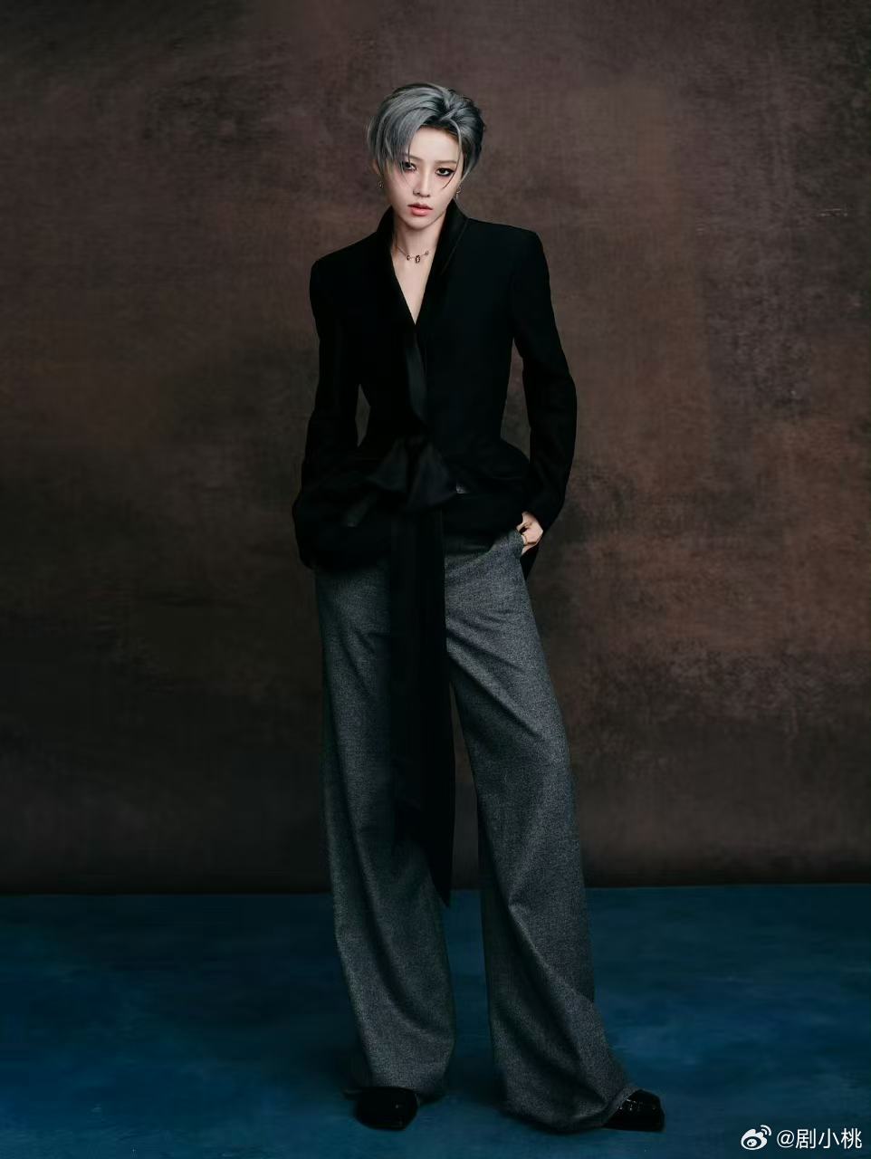 刘雨昕复古宽檐帽 谁懂啊！刘雨昕微博之夜这套复古造型，宽檐帽勾勒优雅轮廓，黑绸服