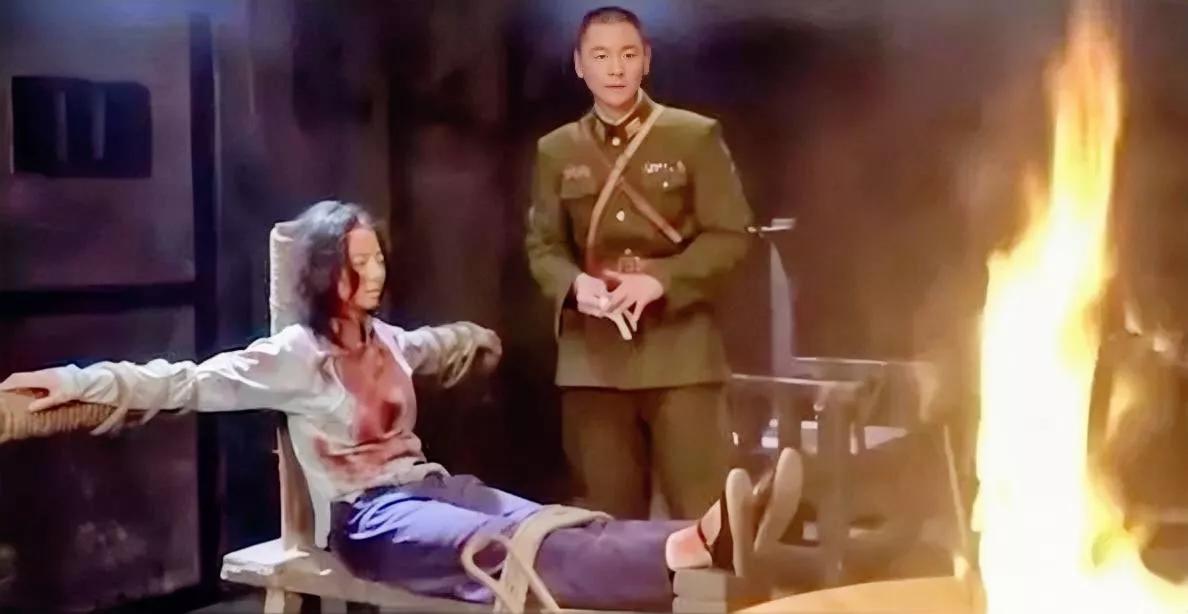 1944年，一八路军女战士被俘，被日军狂刺八刀后，瞪大双眼死死地盯着日军说了一句