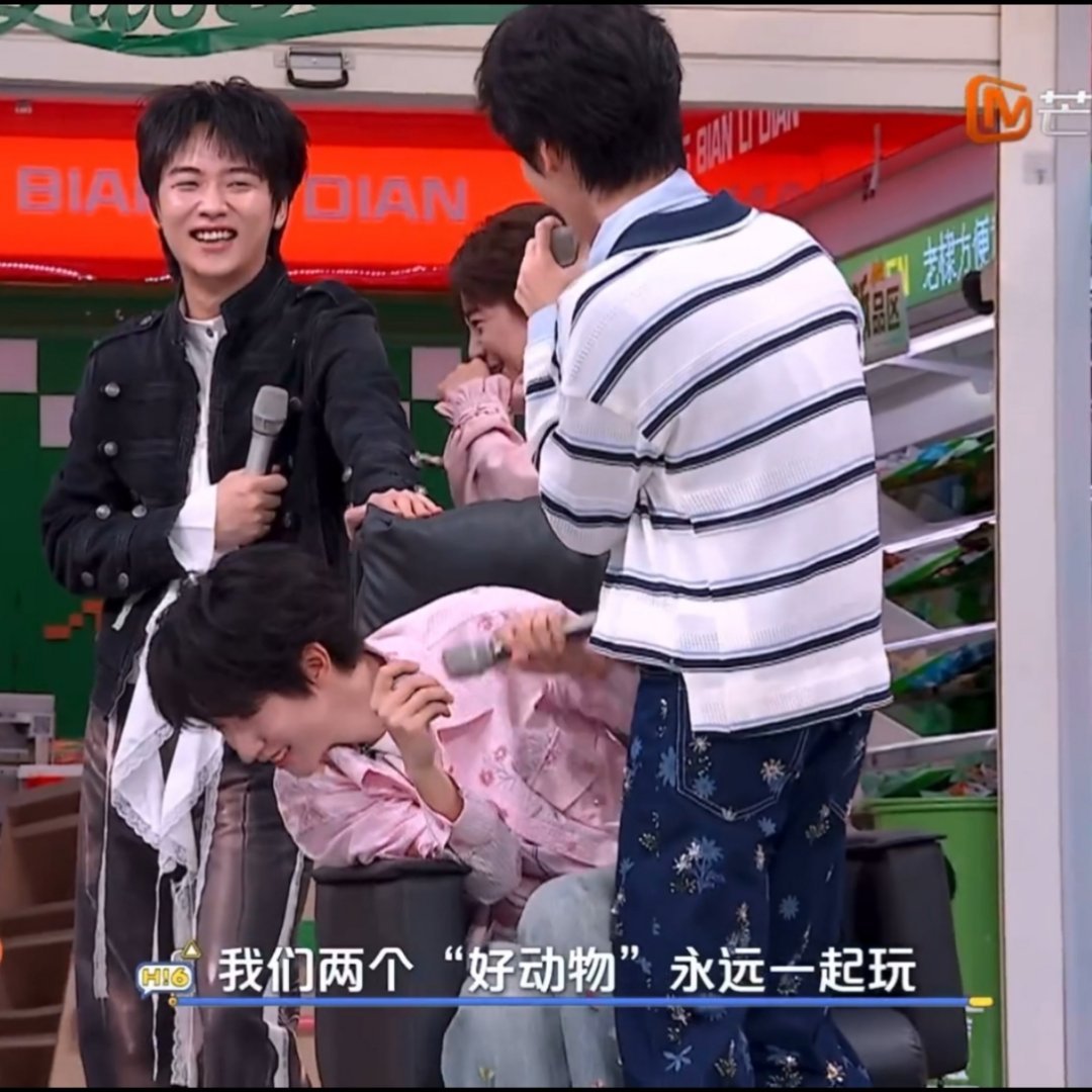 神特么两只好动物，老叔嘴里进狒狒了 