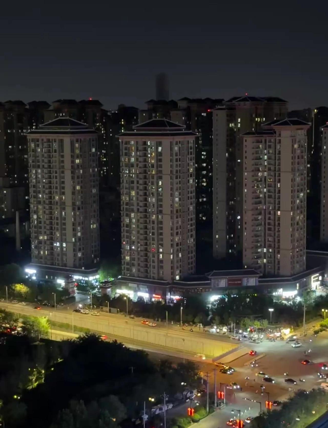 我的16pro已经拍不过80pro了。夜色中的华为 华为手机夜拍 华为夜景 华为