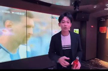 梅西点球没进，苏醒自罚吹一瓶，这个表情好淡定啊，已经不是几年前砸电视的那个苏醒了
