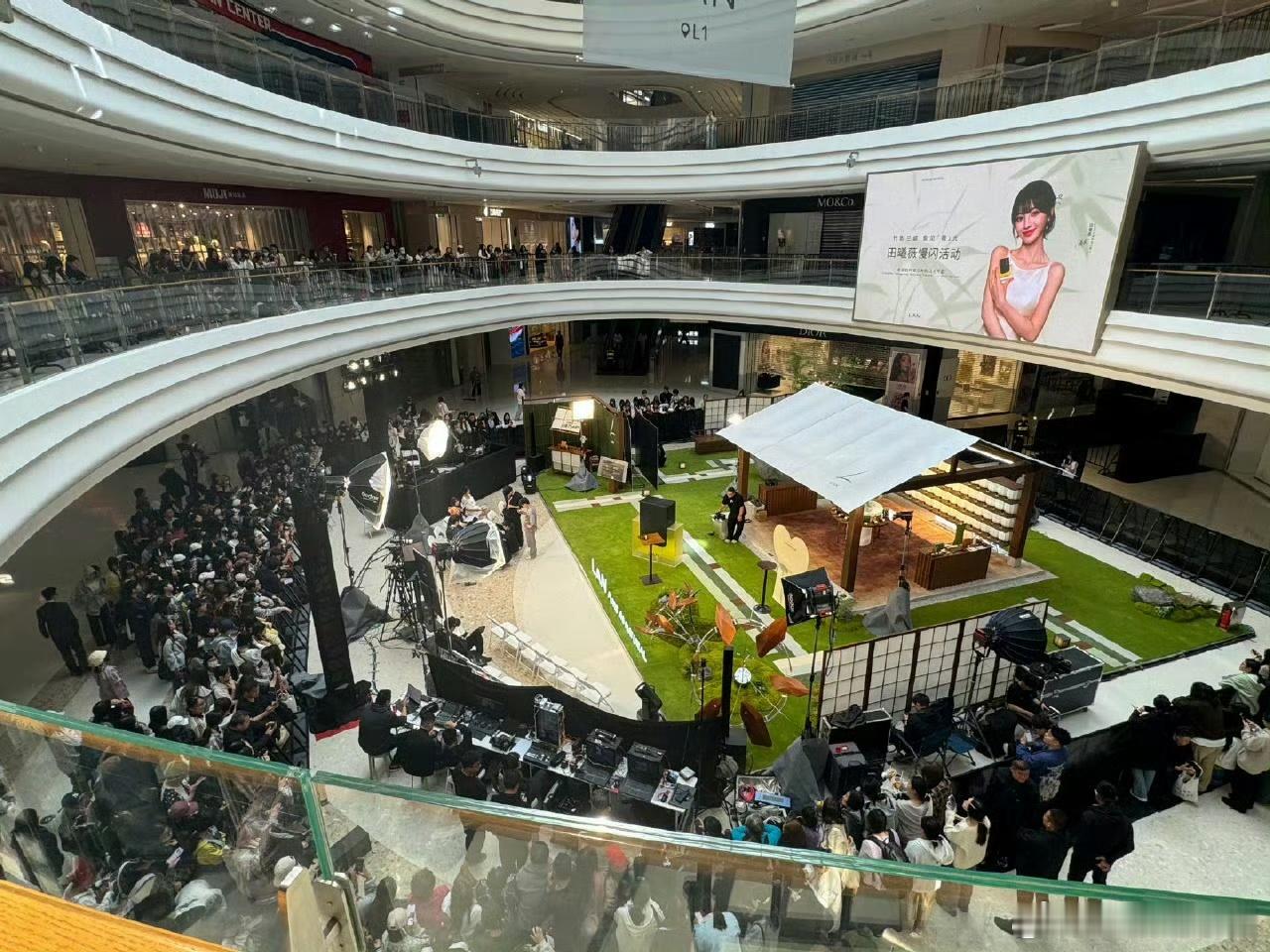 田曦薇 线下活动今天下午3点开始，工作日一大早未开始营业的商场早已爆满🔥🔥?