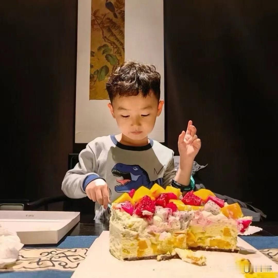 生日快乐🎂🎉🎈
今天是小孙子的八岁生日。
我用写头条赚的钱，
给小孙子买了