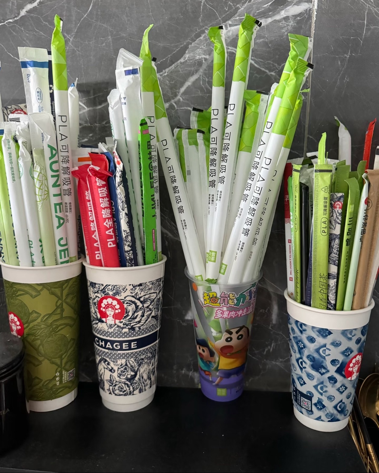 尽量少用玻璃吸管你们不觉得吸管这个东西真的很难洗吗？？？不管是玻璃还是不锈钢硅胶