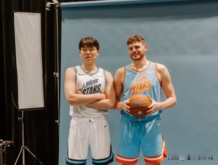 斯普利特:你多看看新秀赛，连小里弗斯都会用双塔！
今天杨瀚森代表小里夫斯队出战了