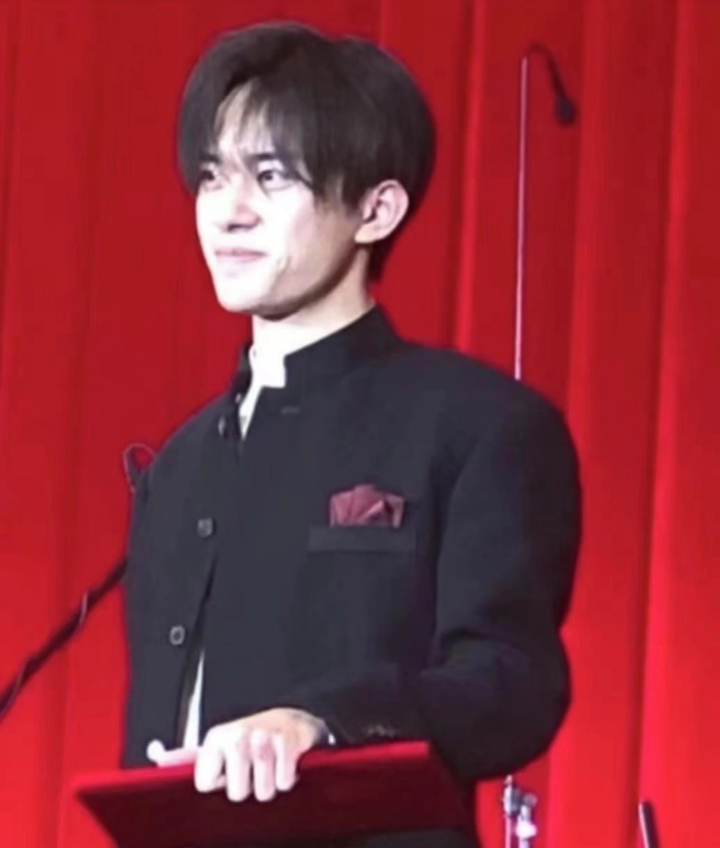 易烊千玺易烊千玺春晚舞台照易烊千玺电影惊蛰无声 成熟了宝宝