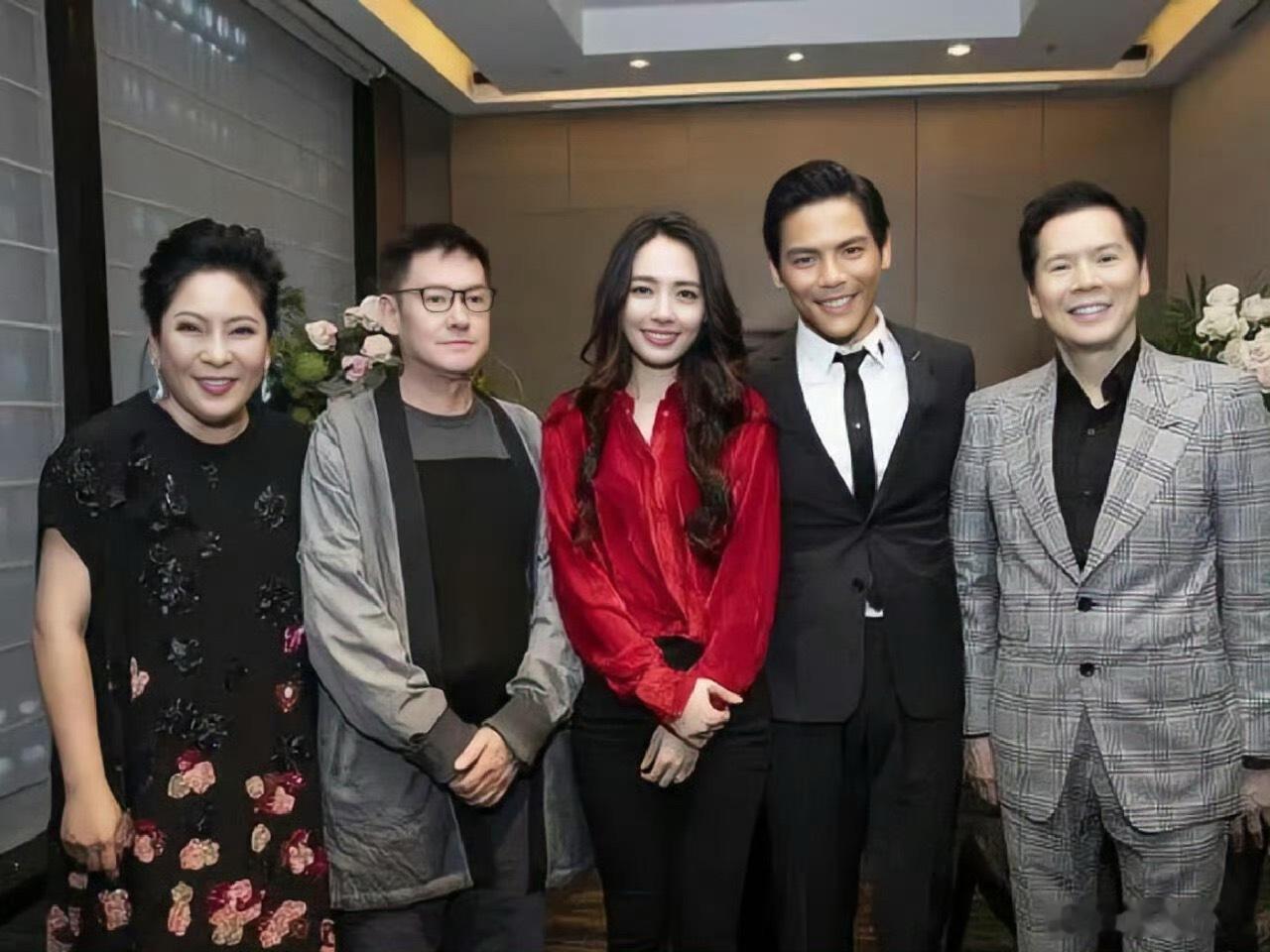 她的两个儿子一个向佐一个向佑，甚至没有儿媳妇郭碧婷工作努力，改遗嘱也不是不行 