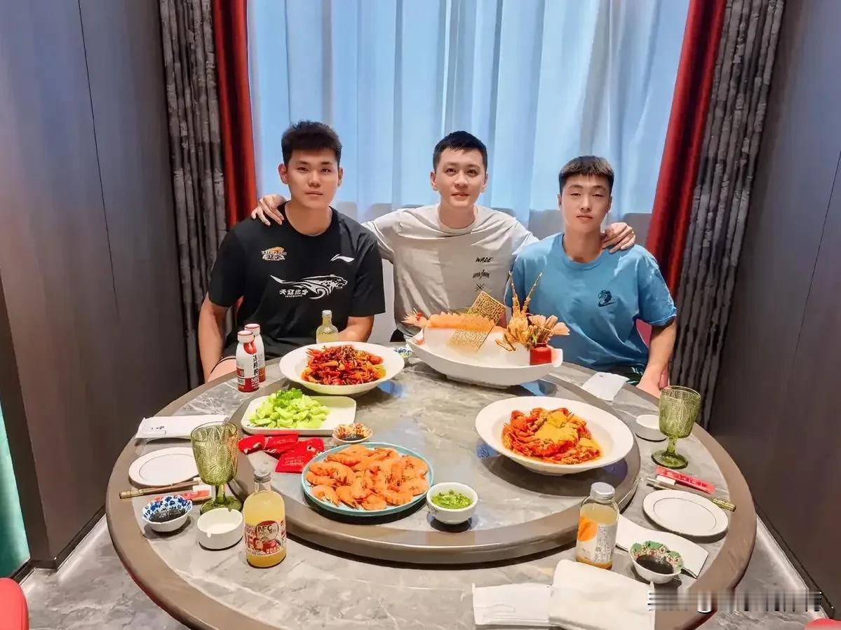 杨鸣跟虾干上了！昨晚，杨鸣宴请张峻豪和黄秋实，菜肴是四盘大虾+一盘拍黄瓜！杨鸣在