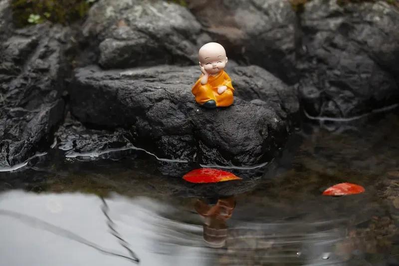 生活中
善良老实之人
常缺应对小人之力
如足疗店“优秀”员工
表面慷慨助人
背后