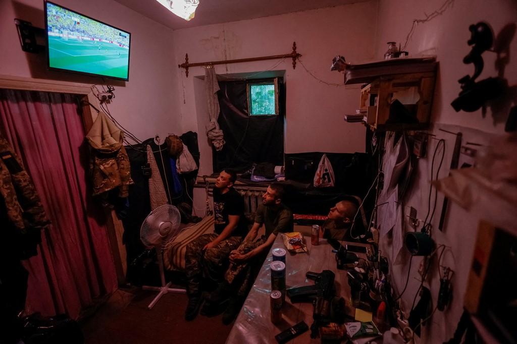 难得一见，乌克兰士兵前线如何观看欧洲杯
在战斗之外，乌克兰今天在2024年欧洲杯