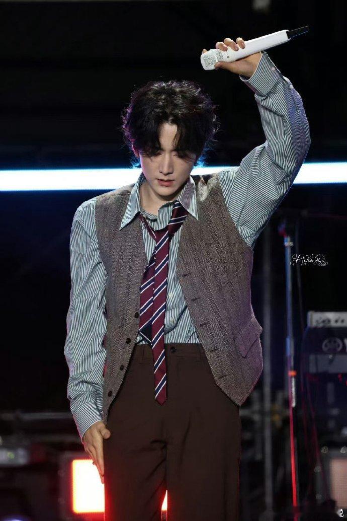 张新成[超话]张新成峨眉山音乐节舞台 张新成峨眉山舞台封神！燃炸现场，求常驻音乐