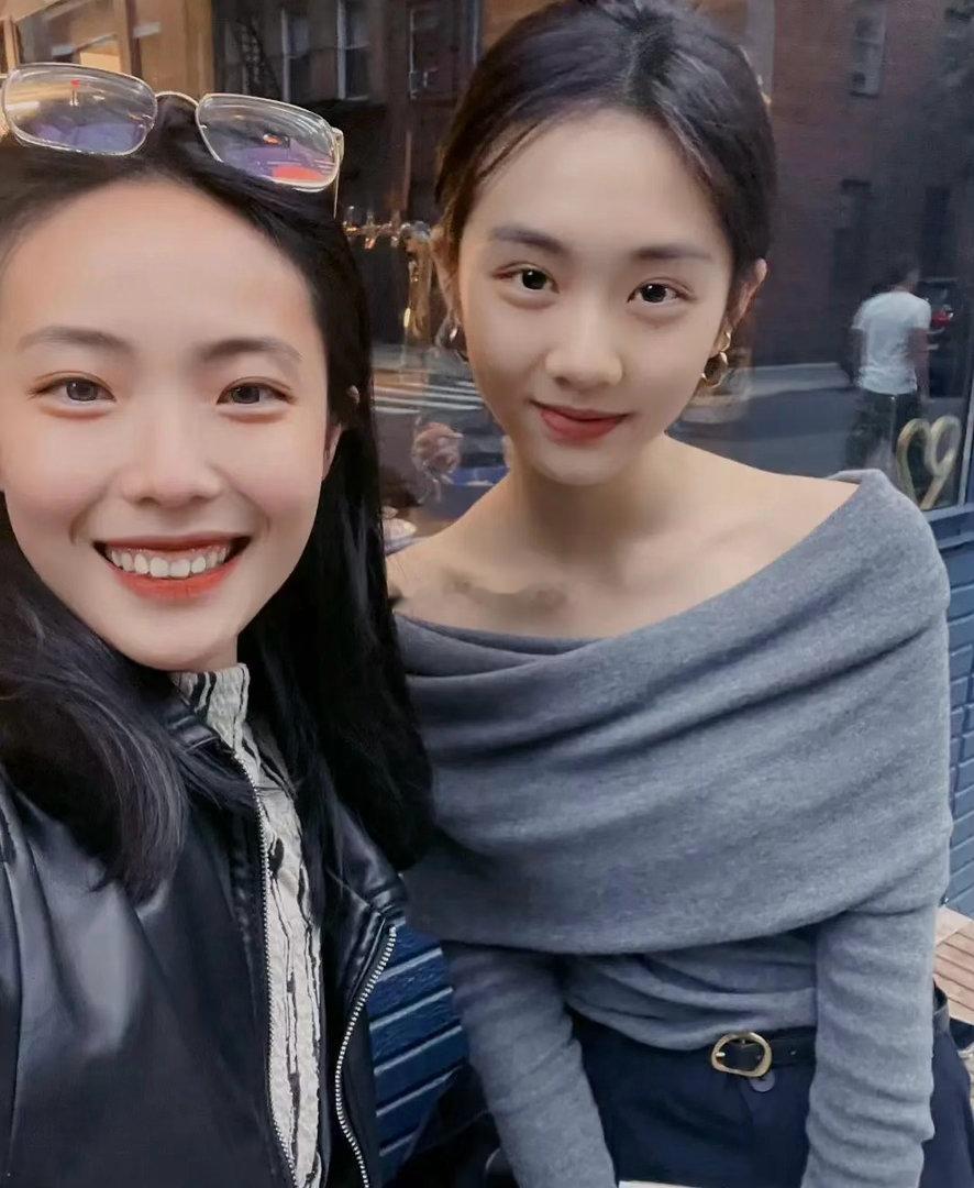 黄磊带着黄多多交际一开口落落大方黄磊女儿黄多多路人偶遇近照，05🌸top来了 