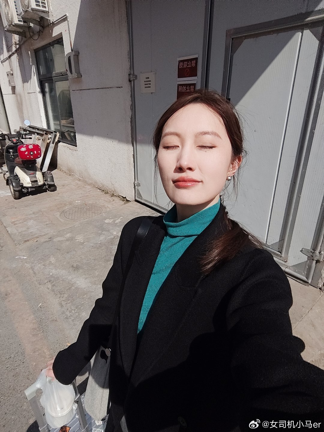 中午好我已经拍摄完去机场准备出差了今天也是马不停蹄的一天 