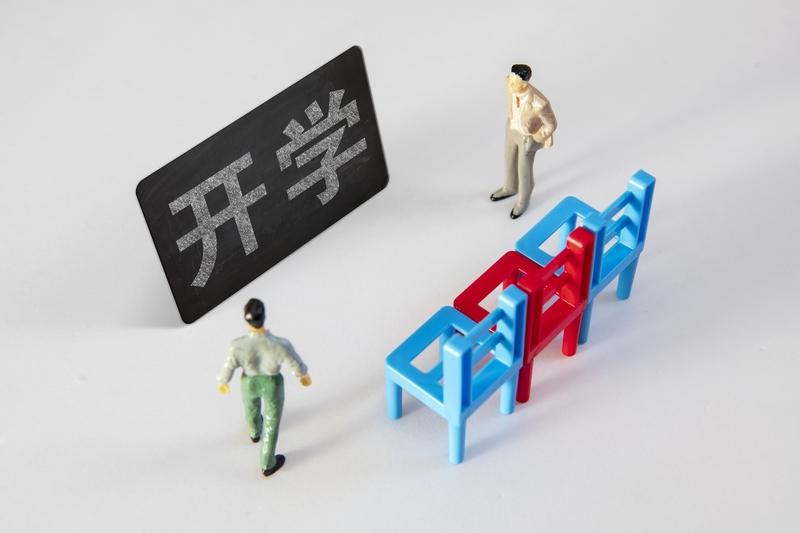 全国多地中小学迎来开学季，2026年3月2日各地都热闹非凡。湖北襄阳的老师忙着整