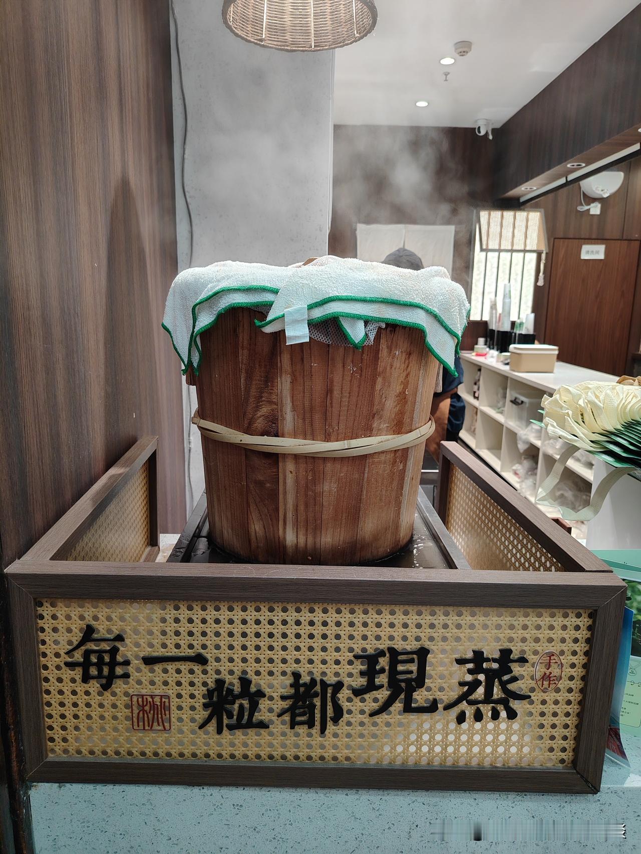在商场逛街的时候，路过茶饮区域，忽然一阵米香味传来。寻着味道找过去，看到这家奶茶