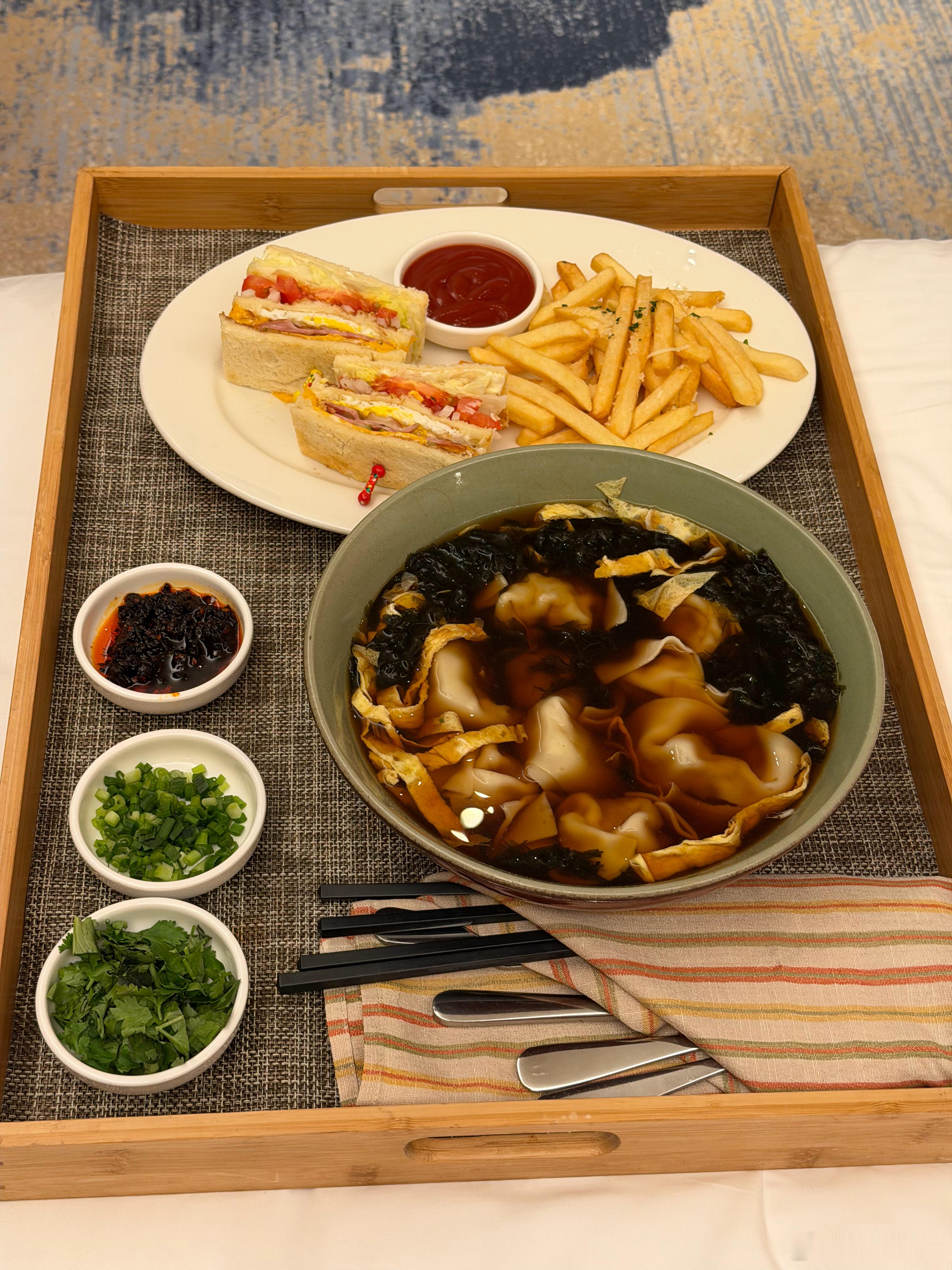 午餐中西混搭三明治配薯条+大馄饨酒店的物价真离谱120的三明治，80的馄饨，倒是