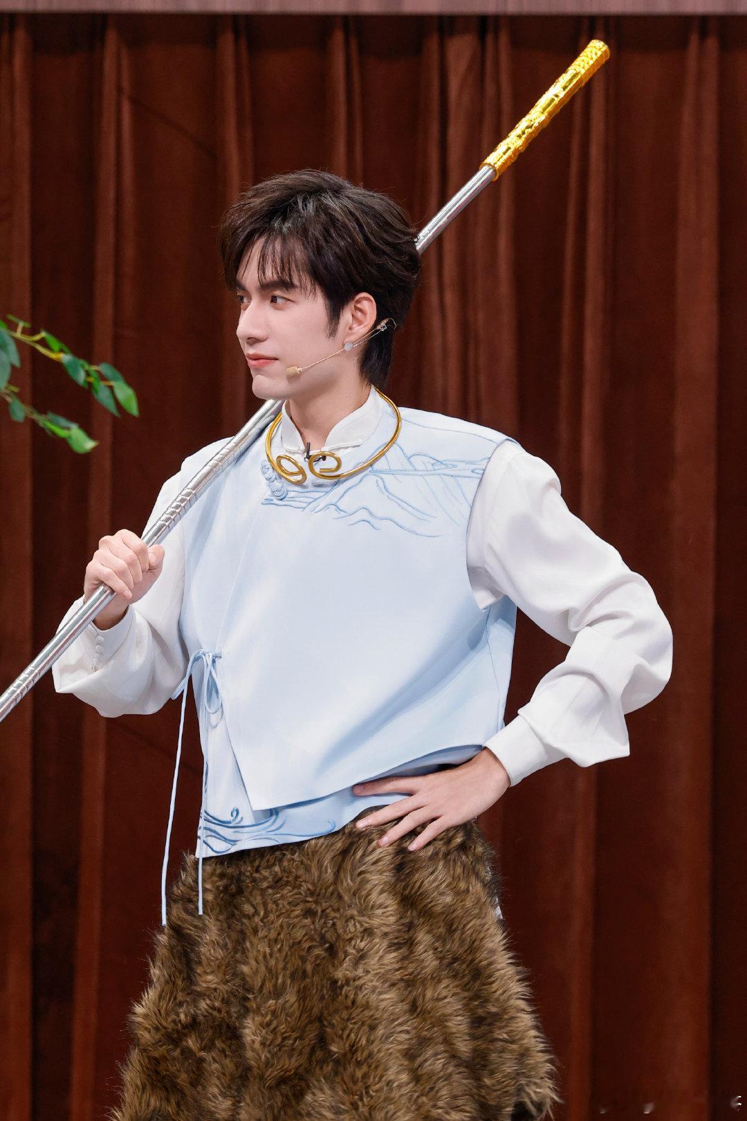 张颜齐[超话]高瀚宇张颜齐把武侠片演成喜剧片 高瀚宇耍棍花误伤自己你好星期六 棍