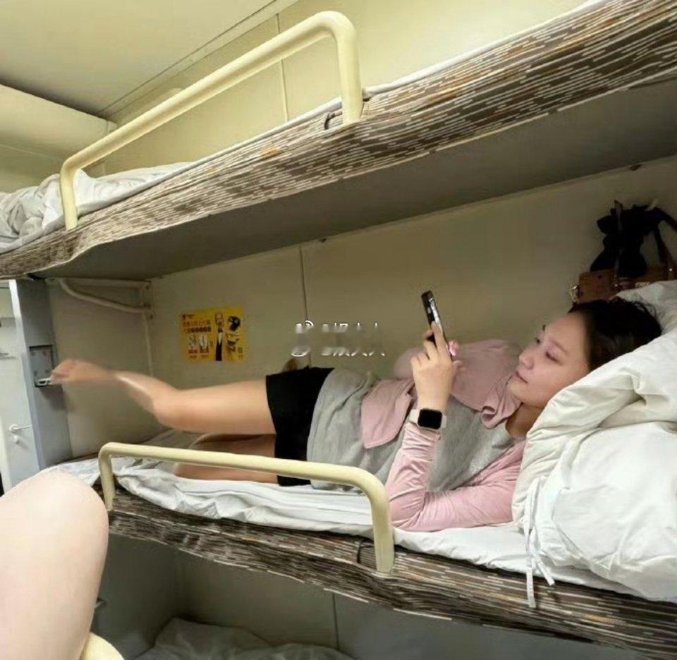 网友：坐火车，卧铺上的女生一直看着我笑，啥意思啊？ ​​​