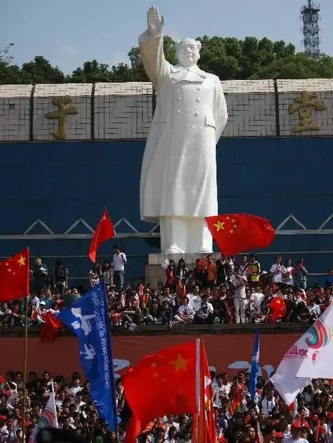 有人提议在全国范围内拆除毛主席塑像，是谁提议的，名字可以公开吗？谁敢拆除毛主席塑