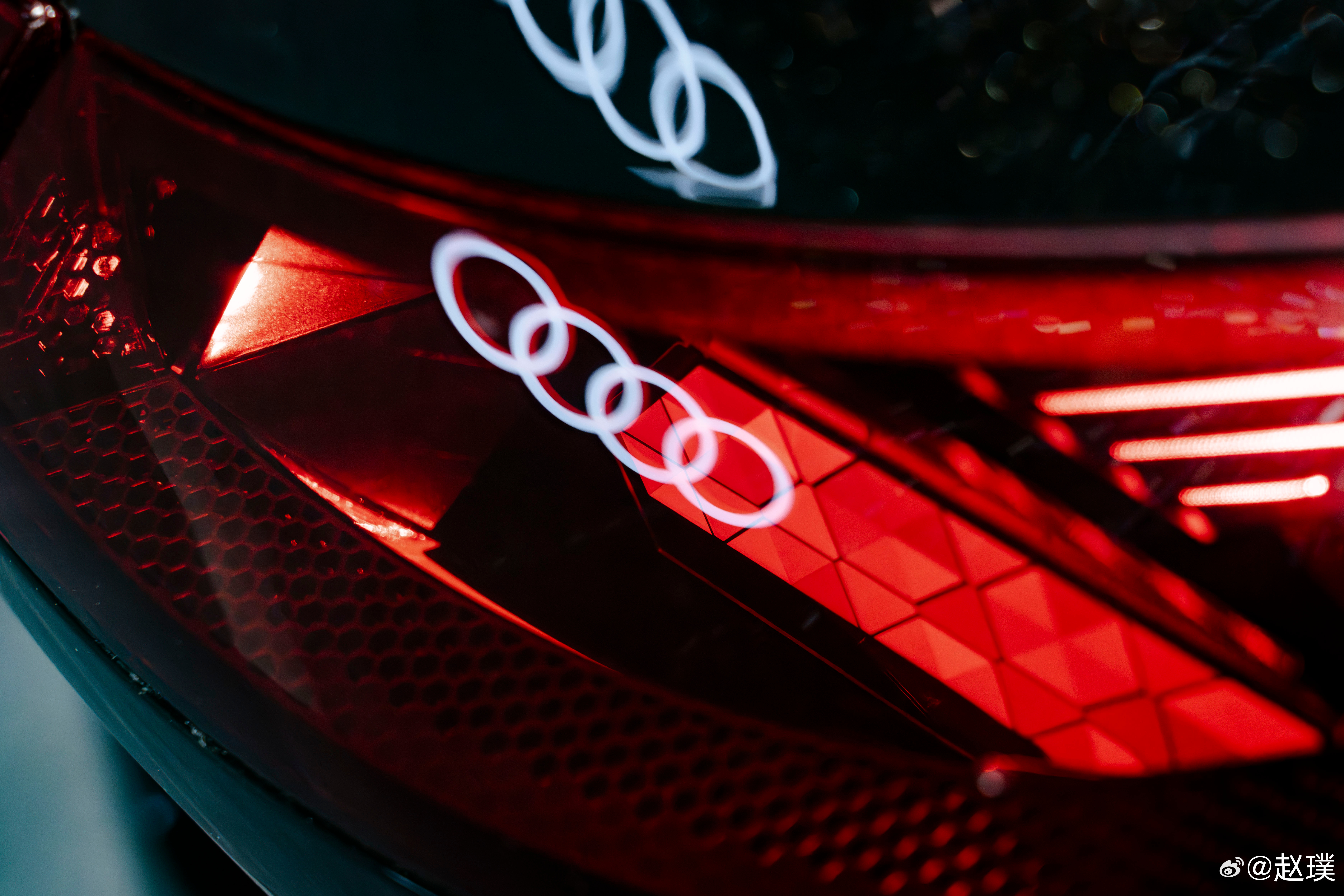 摄影老师说：拍照不知道摆啥姿势的时候，你就走过来，再走过去，再走过来，再走过去。