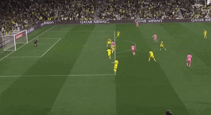 又是梅西！接苏亚雷斯传球扳回一球！！！迈阿密国际客场1比2纳什维尔！还有机会！#