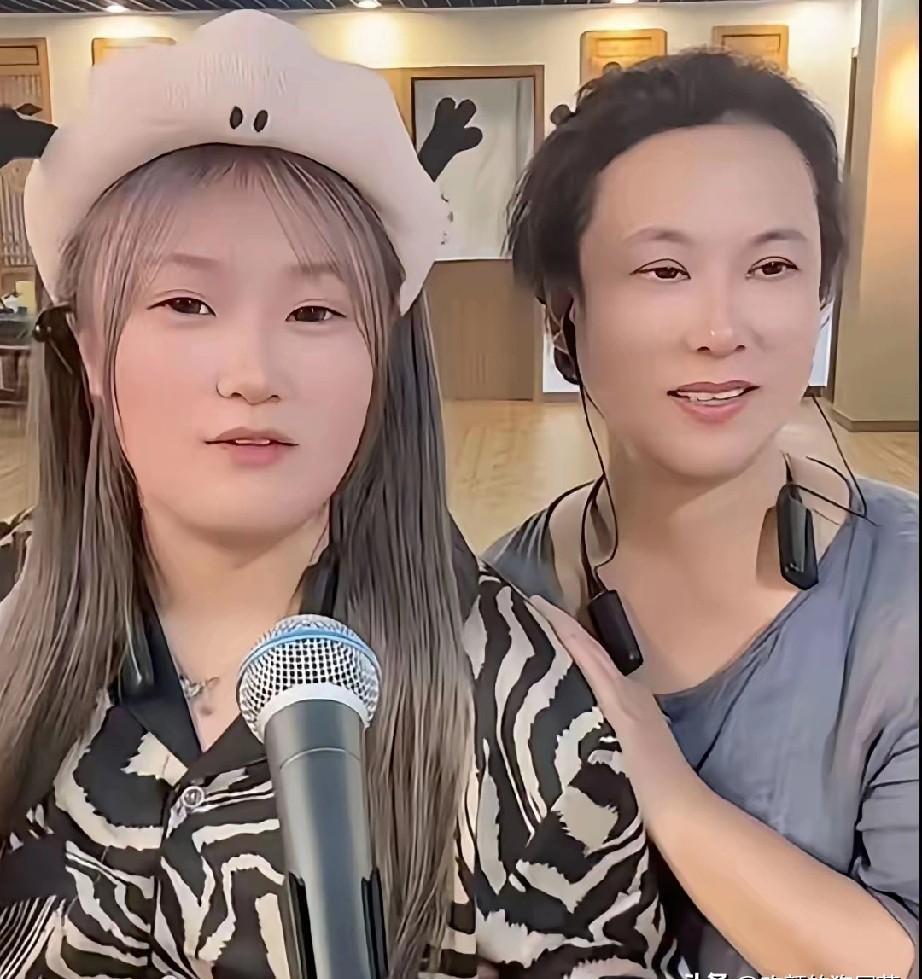 当50万人挤爆直播间，主持人却被要求“闭嘴”。
三个字，卡住了王小华的喉咙：别提