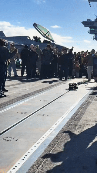 这老美航母上的蒸汽弹射器。
看起来真是烟雾缭绕、仙气飘飘、充满“锅气”啊！