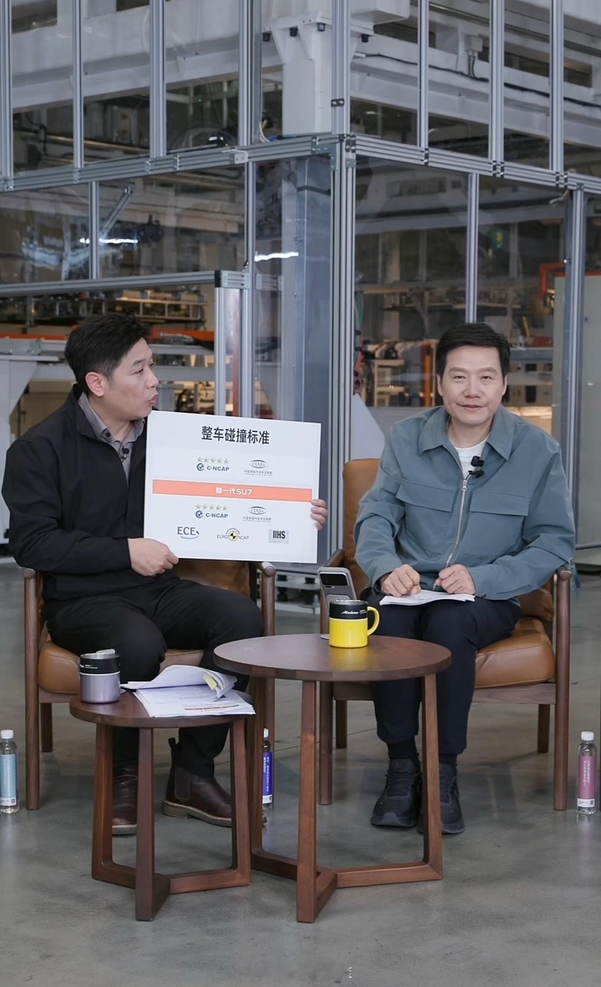 雷军今晚直播重点聊了新一代 SU7 的门把手：日常从车外开门，轻触外把手，电动解