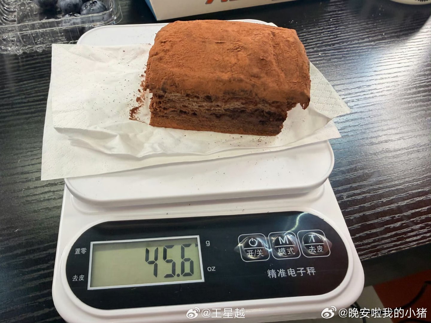 王星越好自律的吧，吃块脏脏包都算热量称重，还去健身消耗掉了😇😇 