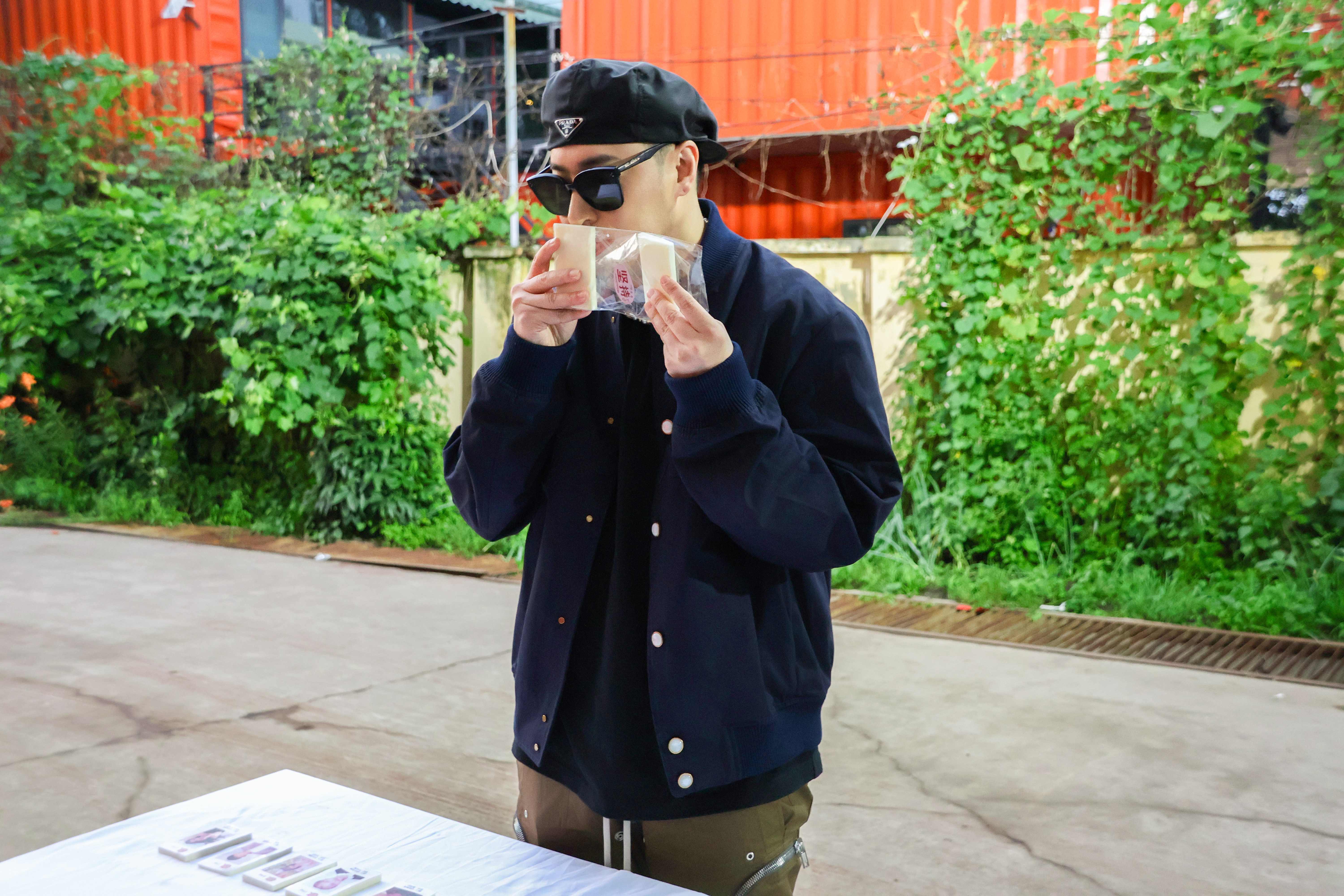 #潘玮柏拿到工牌就开吃##潘玮柏专业对口# 潘玮柏啊，你真是个不折不扣的美食爱好