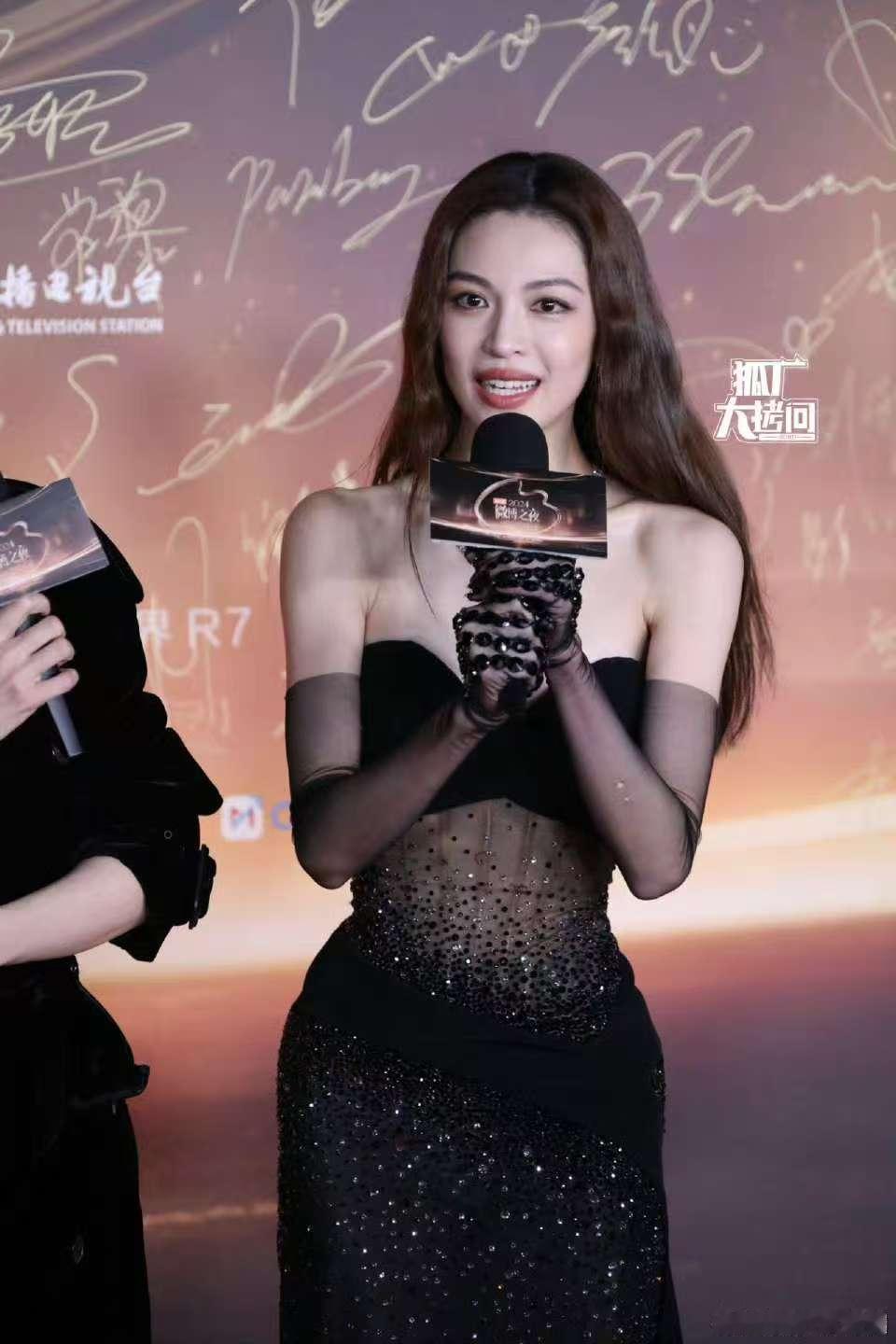 钟楚曦出席微博之夜，黑色镶钻抹胸裙搭配精致妆容，魔女气质尽显无遗！ 