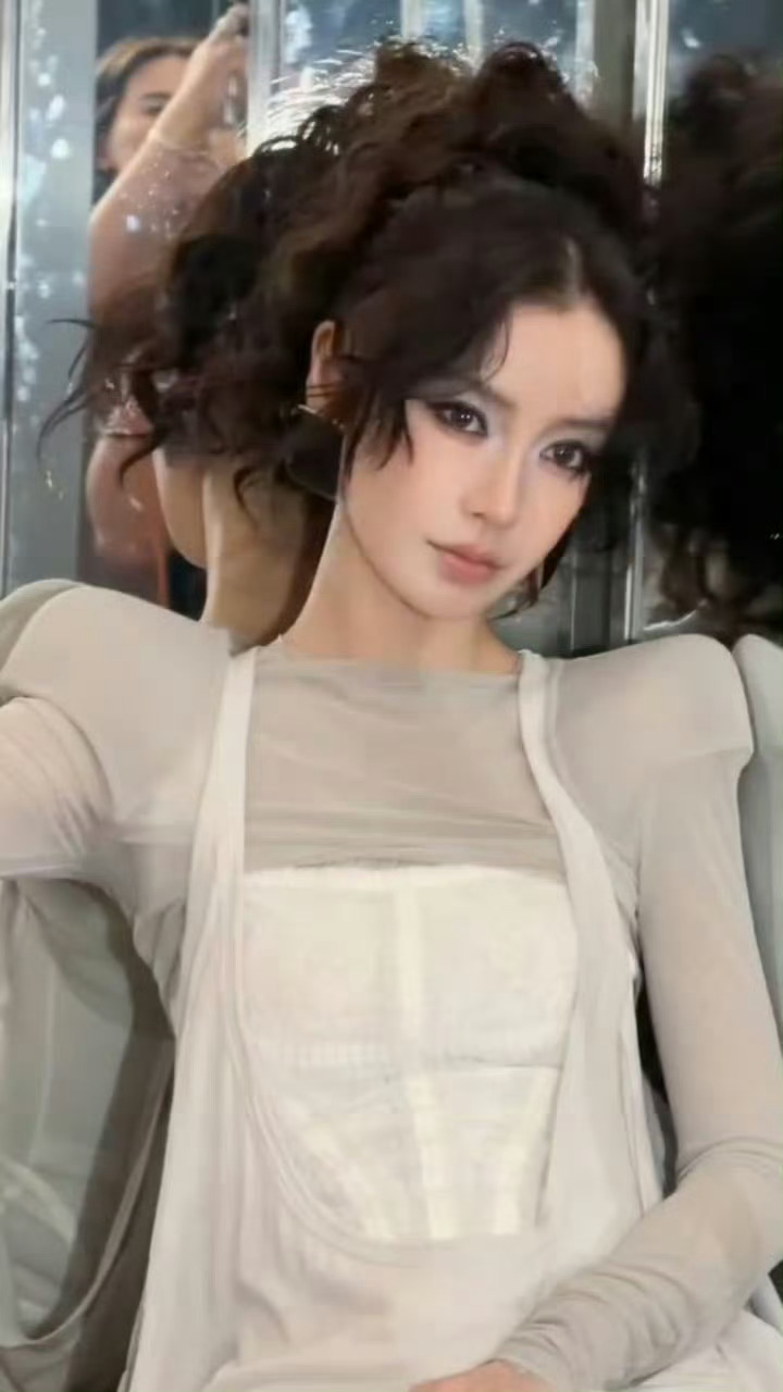 杨单给baby化复古摩登妆有这张脸真的无论如何不会输 