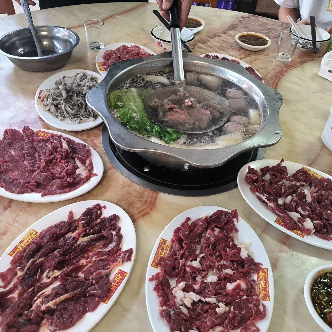 #人间烟火# 潮汕牛肉火锅，不仅仅是一顿美食的享受，更是人间烟火气的完美体现。在