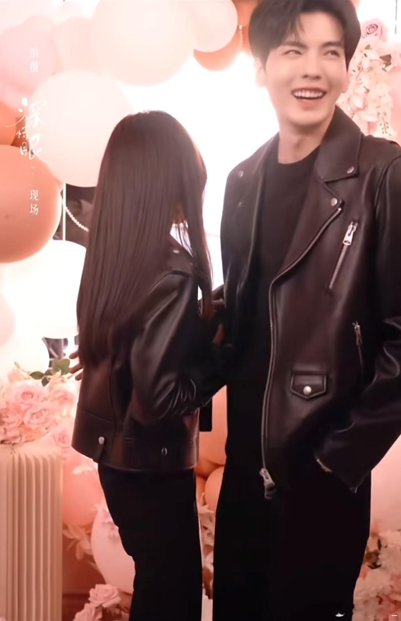 无予伦毕  💛无予伦毕 才发现导演喊咔的时候 老孝还顺手搂了老宅的腰