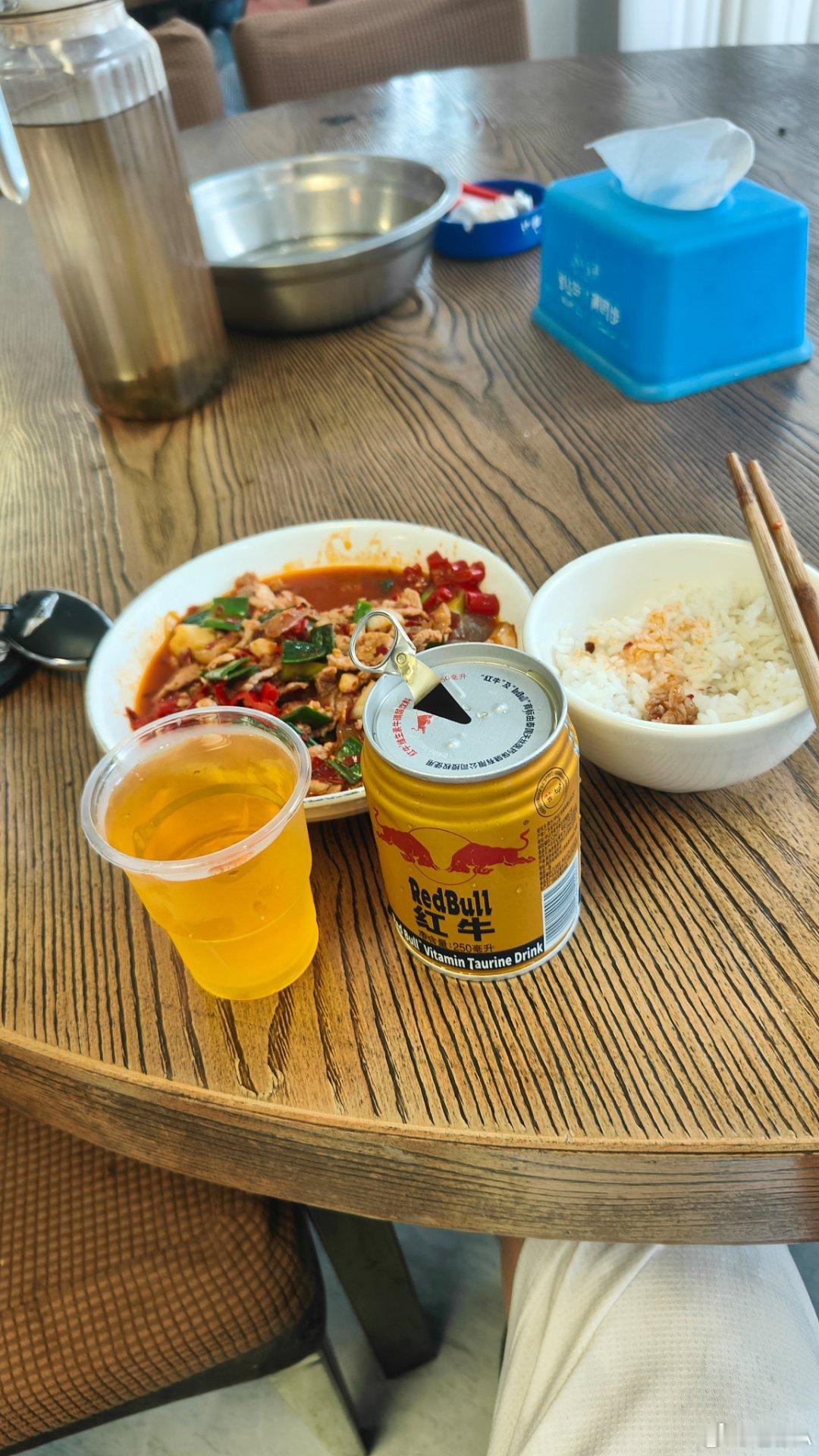 和气生财        上午九点多从萍乡市区出发，雨中山路十八弯，十一点多钟到达
