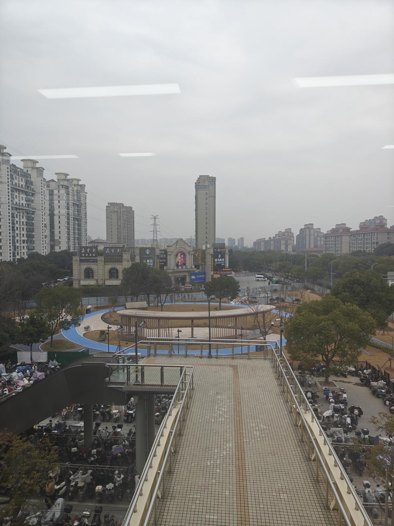 这个地方以前非常火爆，已经造地铁10多年了，到现在发展是越来越差了。
以前这边是