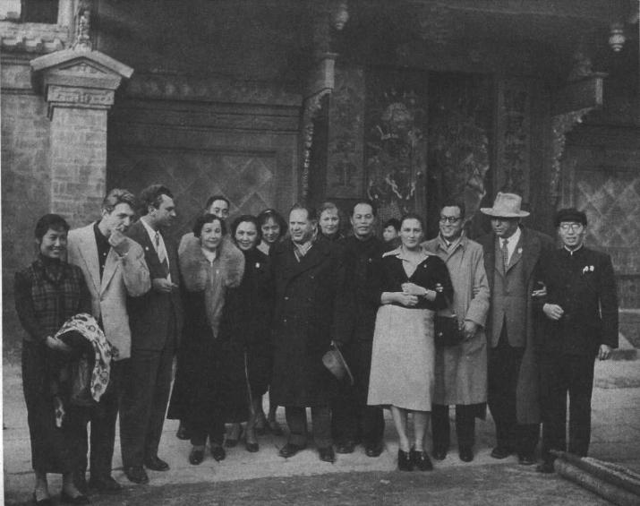 1952年，张瑞芳(左一)、白杨(左六)在北京接待苏联电影代表团。左四为苏联电影