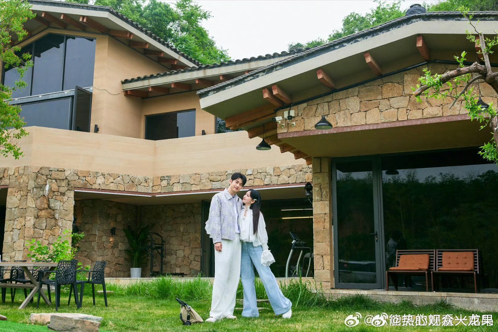 金莎我现在不是恋爱脑妻子的浪漫旅行经历过往慢慢沉淀，金莎坦言自己不再是恋爱脑。面