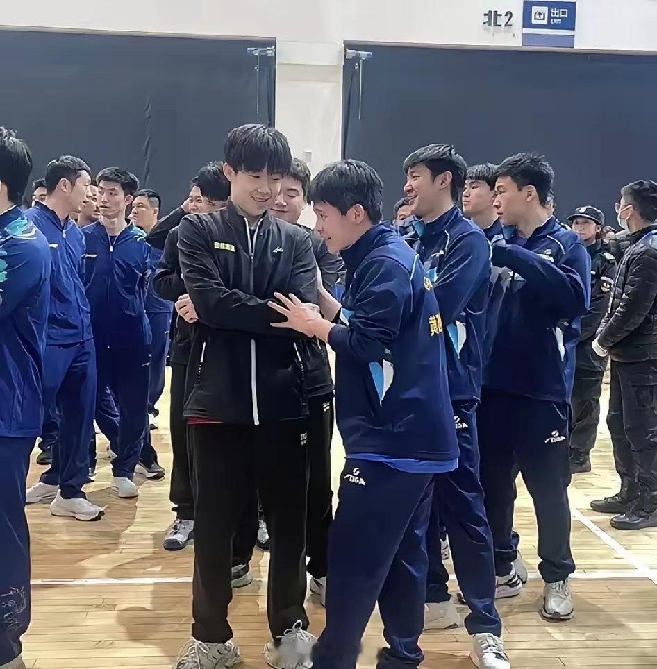 长沙乒超联赛第一阶段比赛四强颁奖礼后台，山东魏桥俱乐部与黄石基地俱乐部一同晋级四