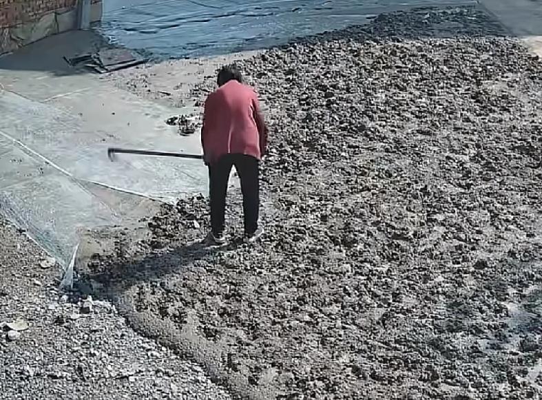 湖南邵阳附近一村子，由于常年路面不平，村里面的土特产都无法正常运输
于是大家准备