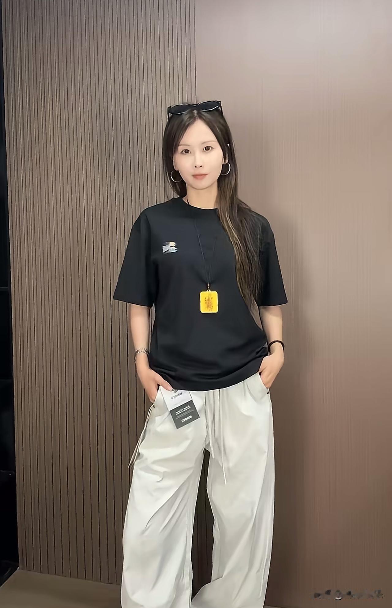 曾经
很喜欢的一家人
瑾汐和她的两个姐姐刚刚相认的时候给大家带来了不少欢乐

可