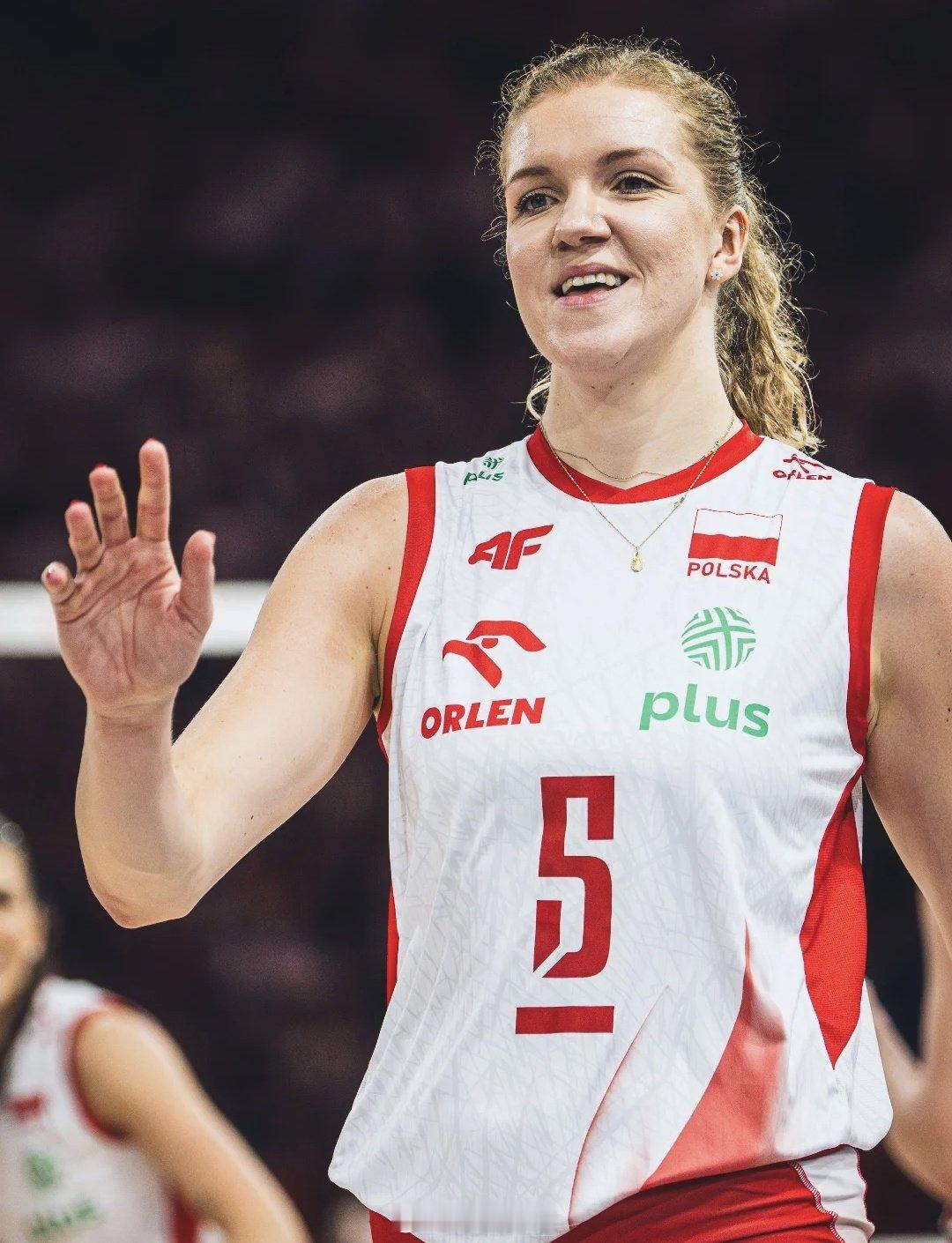 排球明星 波兰31岁的女排名将科内卢克在社交媒体发帖告别排球：“我全心全意地投入