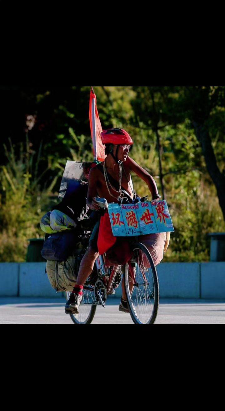 🚴‍♂️车辙是地球的掌纹，铁架驮着整个江湖🌍。每粒尘土都在问：平凡肉身，怎敢