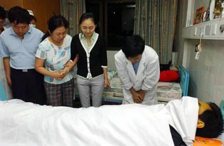 2006年，歌手丛飞，病逝后的遗容，照片中的他躺在医院的病床上，脸上盖着洁白的棉