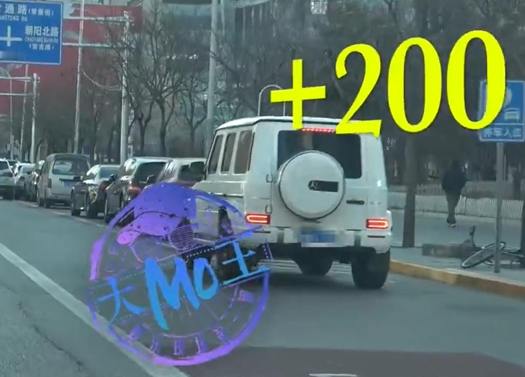 曝张小斐一次驾车六次违章  哈哈，现在的狗仔没啥事可干，当起负责任的“朝阳群众”