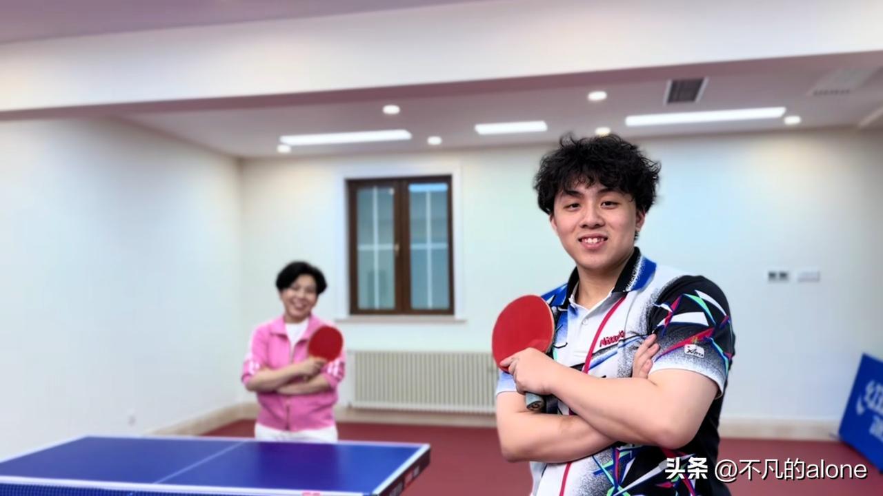 6月25日，邓亚萍发文说：“儿子长得越来越像爸爸了。”她与儿子合拍了斯皮尔伯格镜