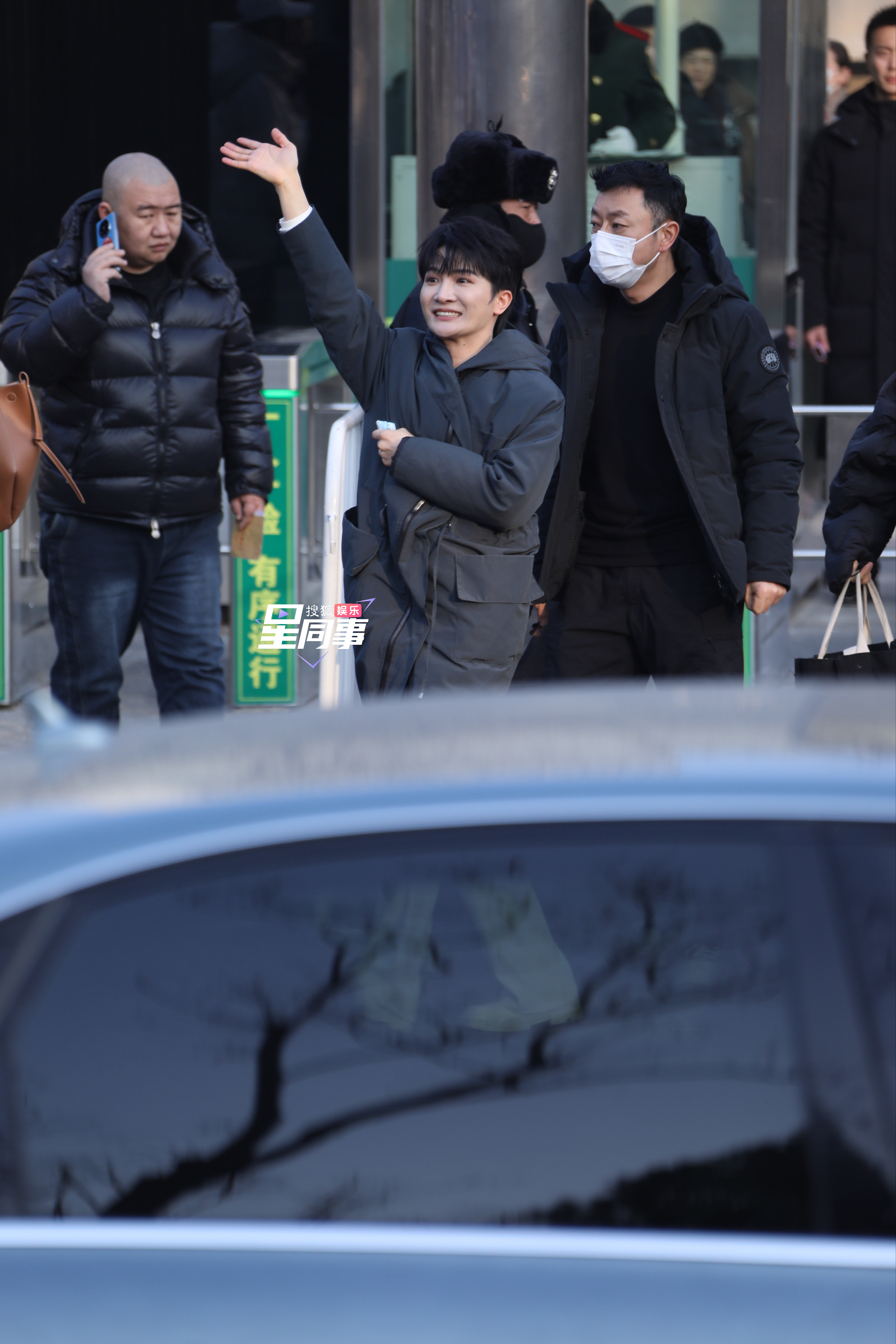 周深  深深下班！这个开心，和每个人热情打招呼，超有活力的小太阳一枚春晚彩排的明