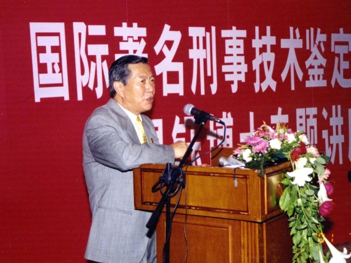 【#李昌钰曾两次到访安徽一警校##李昌钰曾取下警徽给记者戴上# 】当地时间3月2